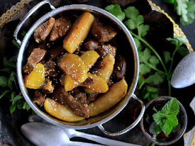 presentation of beef tagine, apples and raisins
